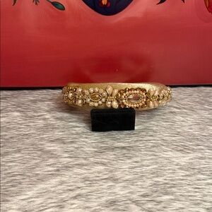 Diadema bordada con aretes